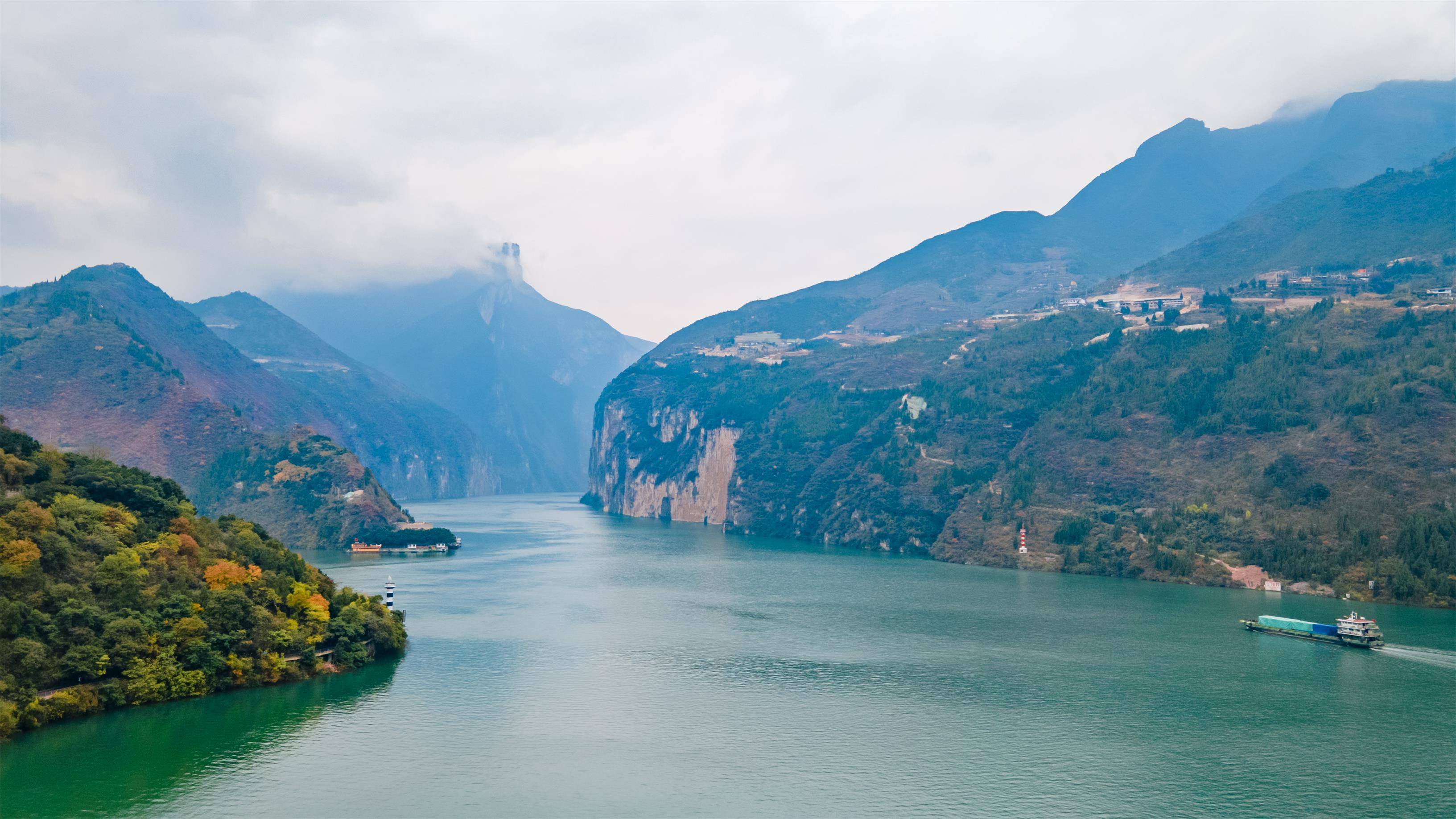 Set sail on a 4-day Yangtze River cruise from Chongqing to Yichang. Discover the breathtaking Three Gorges Dam, Xiling Gorge, Wu Gorge, and Qutang Gorge aboard a luxurious 5-star vessel with meals included.
