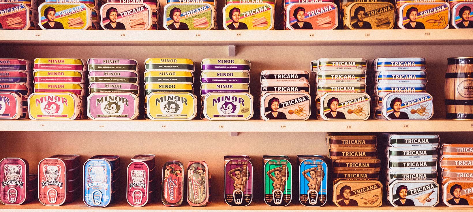 Etagère de boîtes de sardines