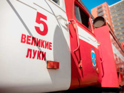 Пожар в неэксплуатируемом здании на Октябрьском проспекте