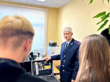 День открытых дверей провели для будущих юритов полицейские Великих Лук