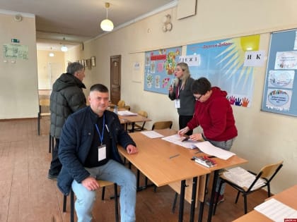 Председатель Псковского облсовпрофа проголосовал на избирательном участке в своей школе