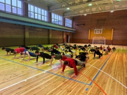 В Великих Луках прошел флешмоб по коллективному отжиманию