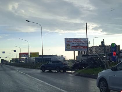 Два кроссовера столкнулись на перекрестке Рижского проспекта и улицы Балтийской в Пскове