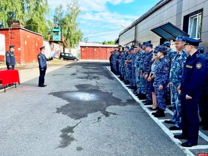 Молодые сотрудники отдела по конвоированию псковского управления ФСИН присягнули на верность Отечеству