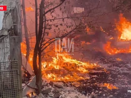 Пожарные ликвидируют возгорание многоквартирного дома в Печорах