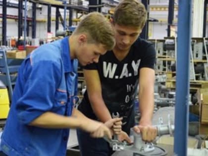 Студенты из разных городов России и Белоруссии проходят практику на великолукском заводе «ЗЭТО»