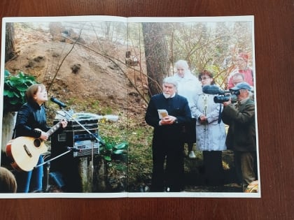 Альбом о празднике фронтовой поэзии в Борках с фотографиями Валентина Курбатова передала в областную библиотеку поэтесса Вера Сергеева