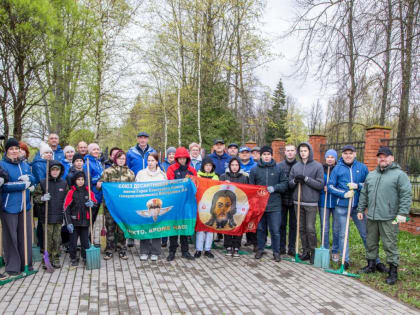 Александр Козловский принял участие в субботнике в Великих Луках