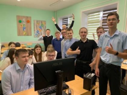 Школьники из Великих Лук демонстрируют навыки управления БПЛА на компьютерном симуляторе