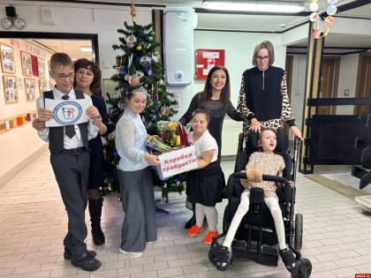 Соцработники и их воспитанники собрали новогодние подарки для детей из инфекционной больницы в Пскове