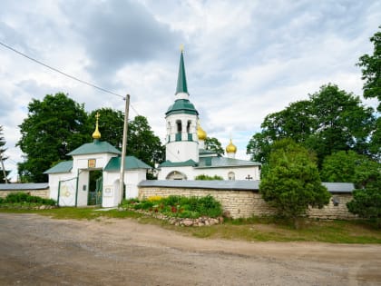 Митрополит Арсений возглавил всенощное бдение в храме Успения Божией Матери (в Бутырках) города Пскова