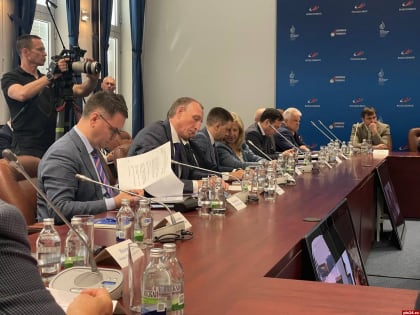 Александр Козловский обсудил перспективы развития космической отрасли с руководителем «Роскосмоса»