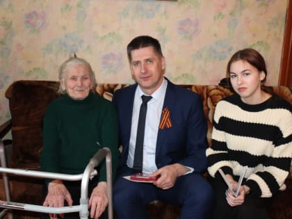 Дмитрий Петров вручил юбилейные медали ветеранам Усвятского района