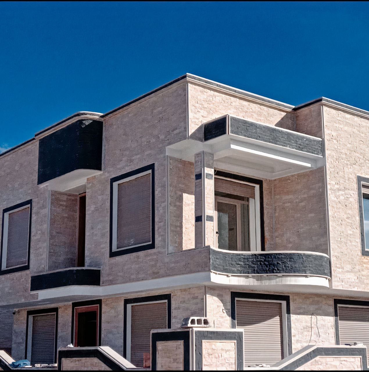 Façade Résidentielle Contemporaine - Pierre calcaire beige en plaquettes & granit anthracite poli