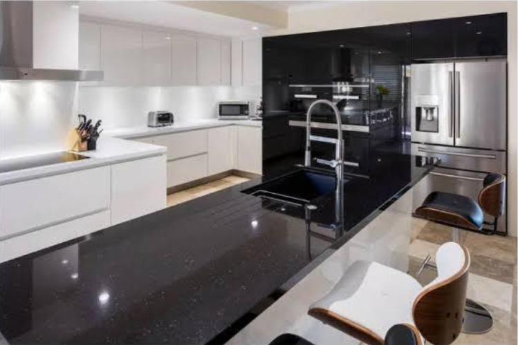 Cuisine Prestige en Granit Noir Galaxie - Granit Noir Galaxie poli miroir