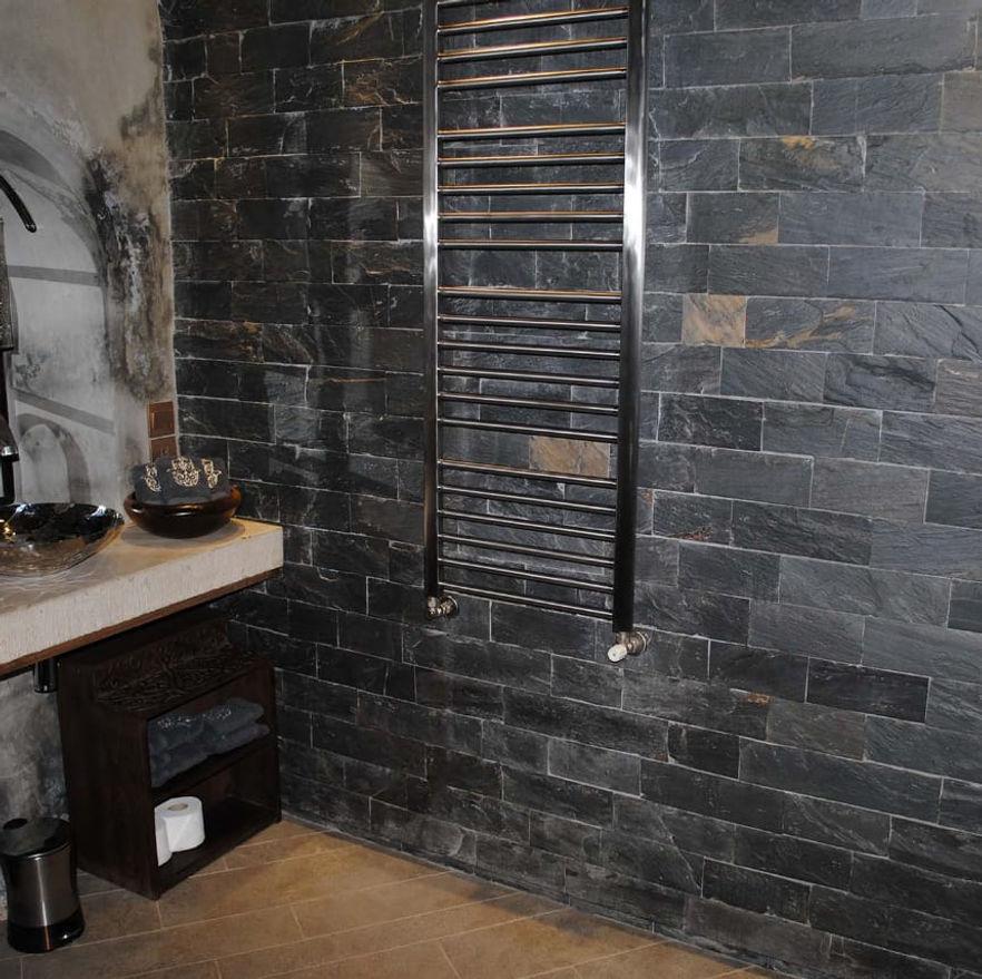 Salle de Bain Rustique en Ardoise Noire Dorée - Ardoise Noire Veinée Or, Travertin Beige