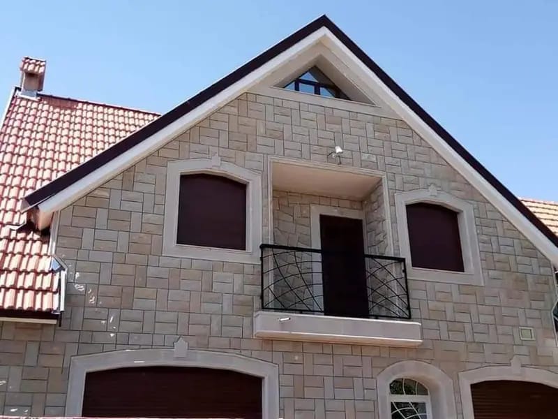 Façade Résidentielle Contemporaine - Pierre beige en plaquettes & granit anthracite poli