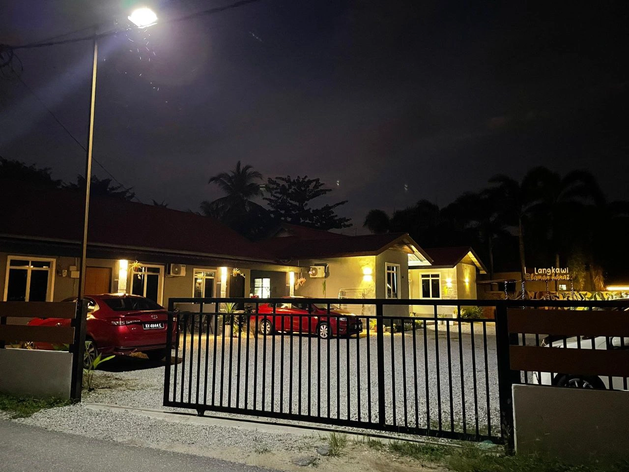 Kawasan Luar Laman Hanaz 1