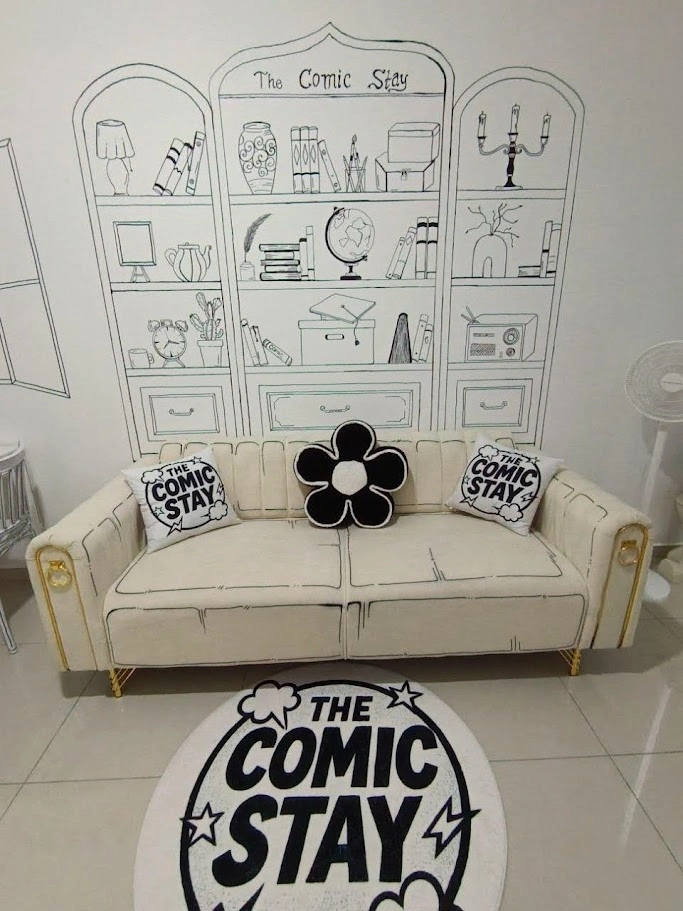Dekorasi TV projector homestay The Comic Stay I-City