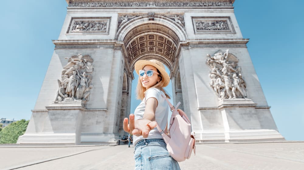 Paris_Arc_de_Triomphe_tourist_