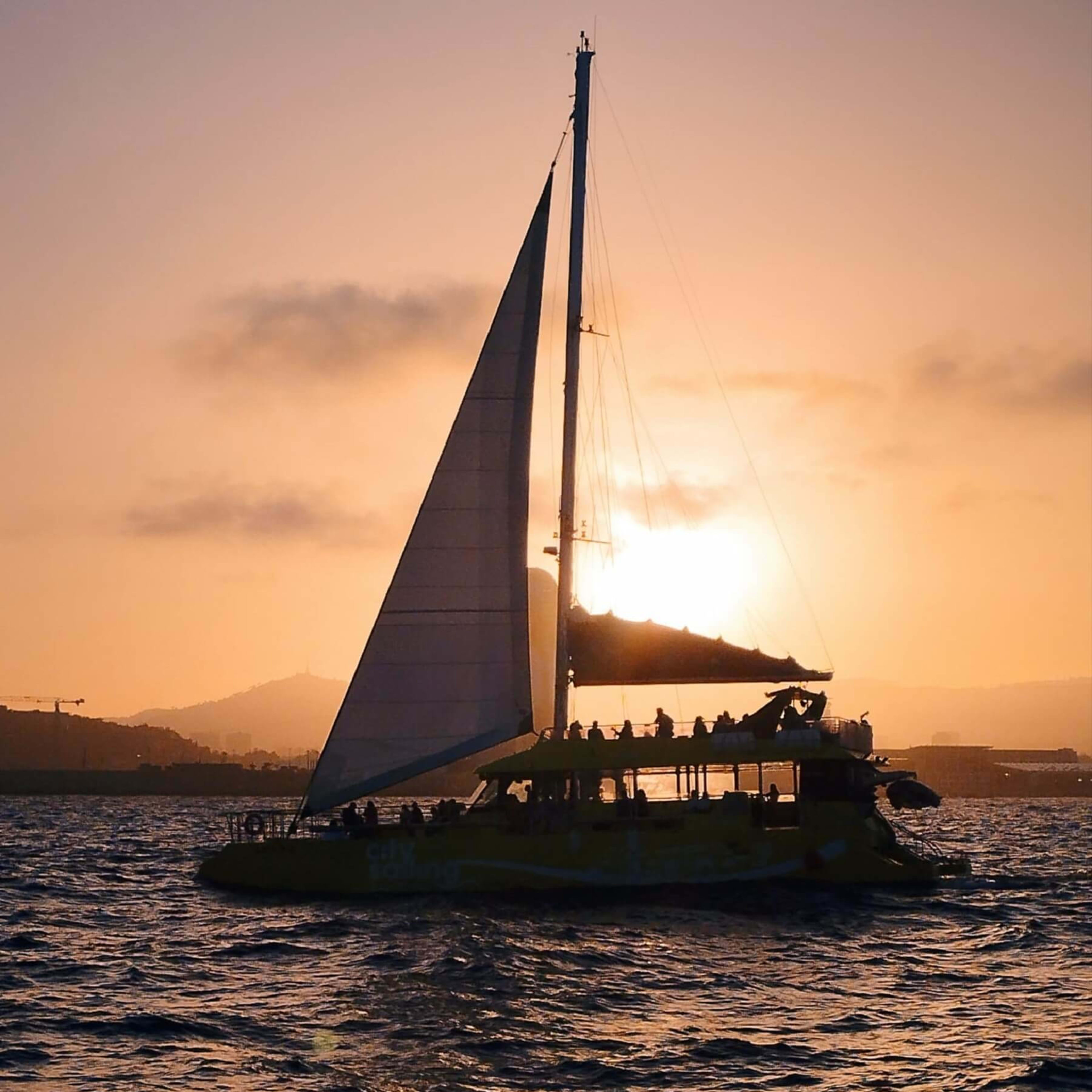 Katamaran-Fahrt bei Sonnenuntergang