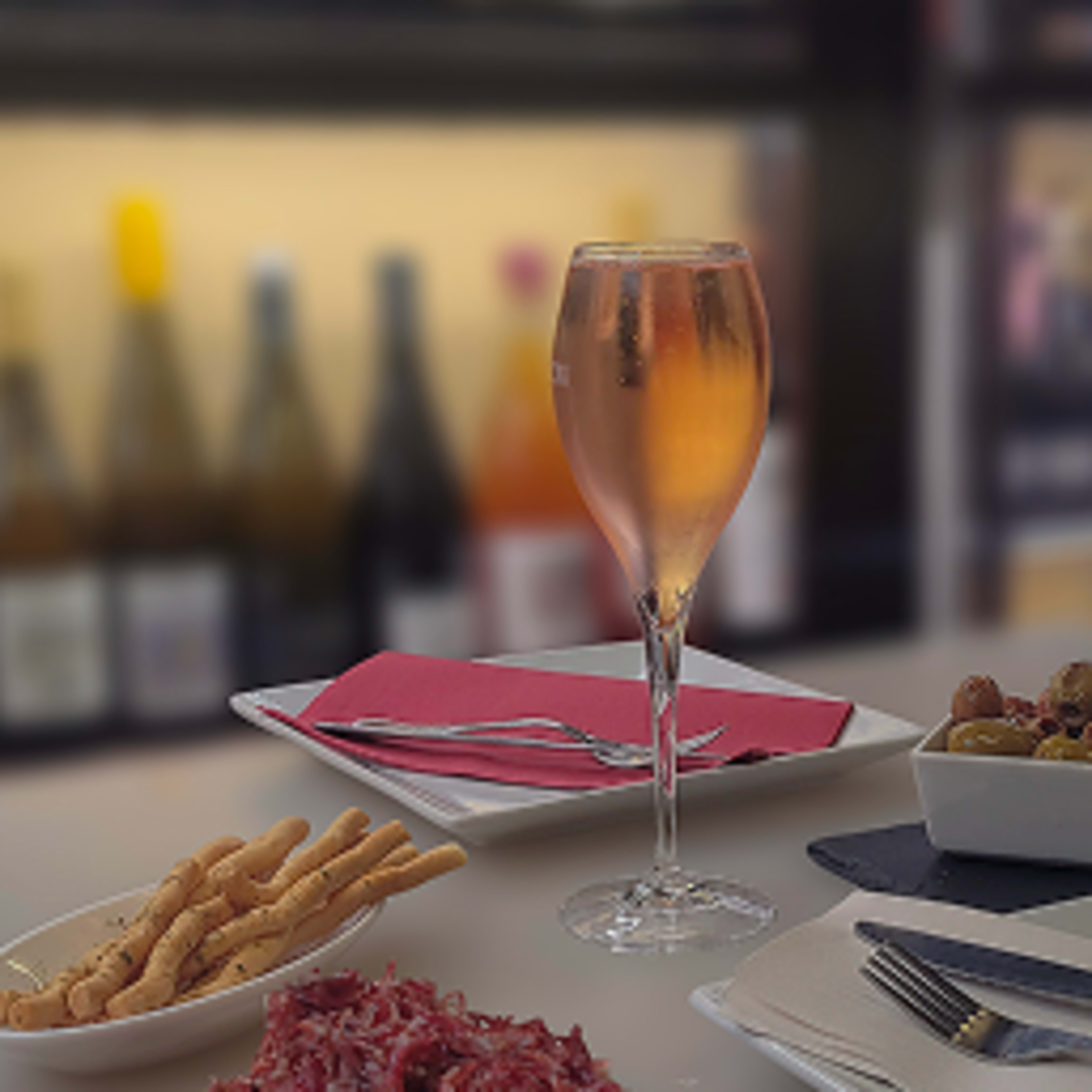 Wine and Iberian ham tasting at Xarcuteria La Pineda