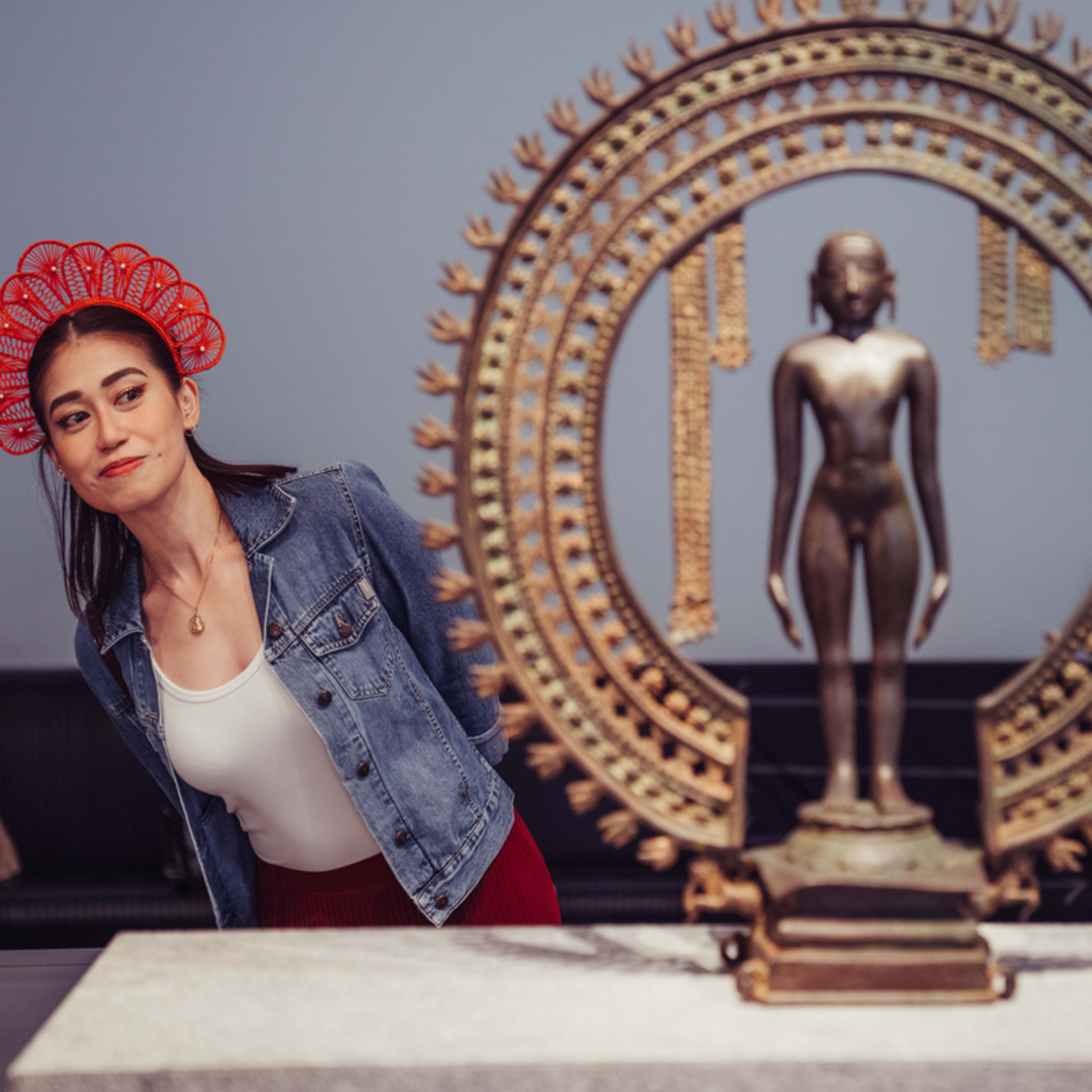 Person bewundert ein Kunstwerk