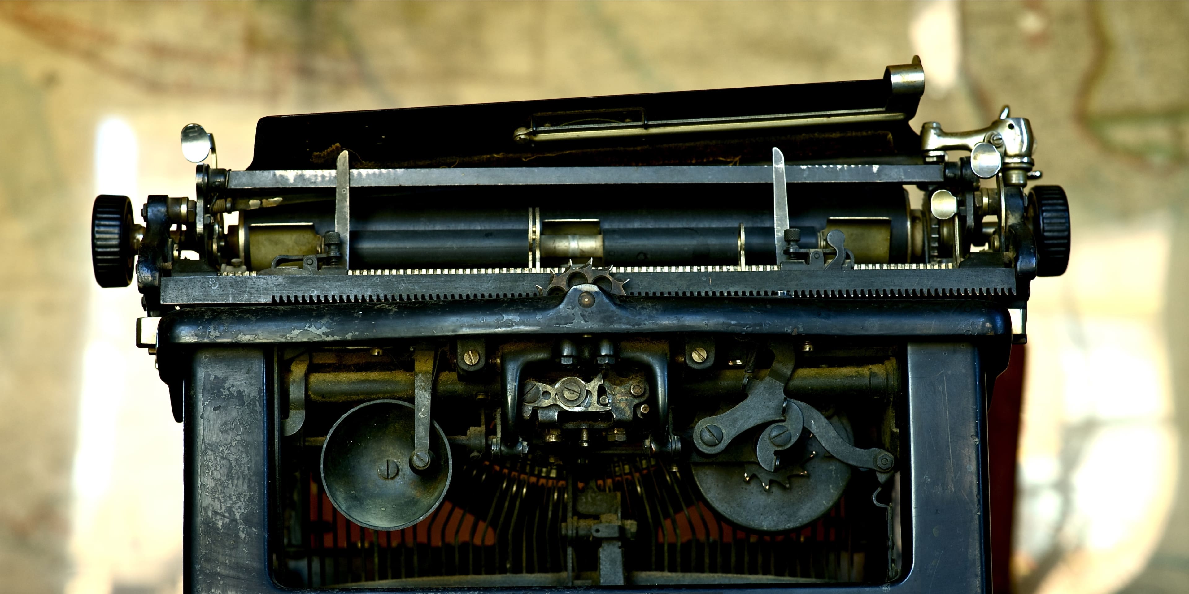 Vista desde arriba de una máquina de escribir negra antigua. Planes cerca del Museo Literario de Chicago.