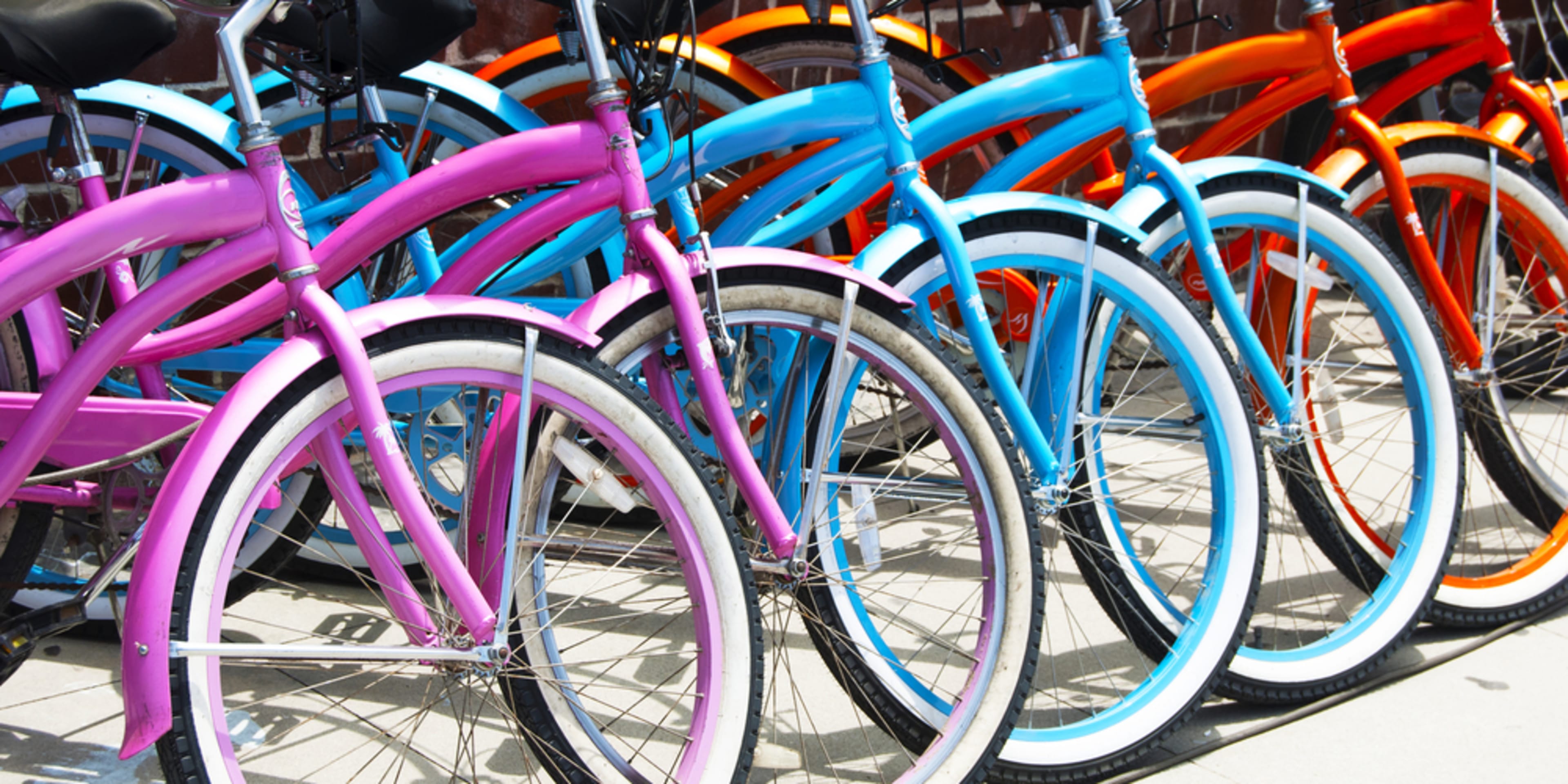 Bicicletas de colores aparcadas en una playa de Los Ángeles. Guía de transporte de Los Ángeles.
