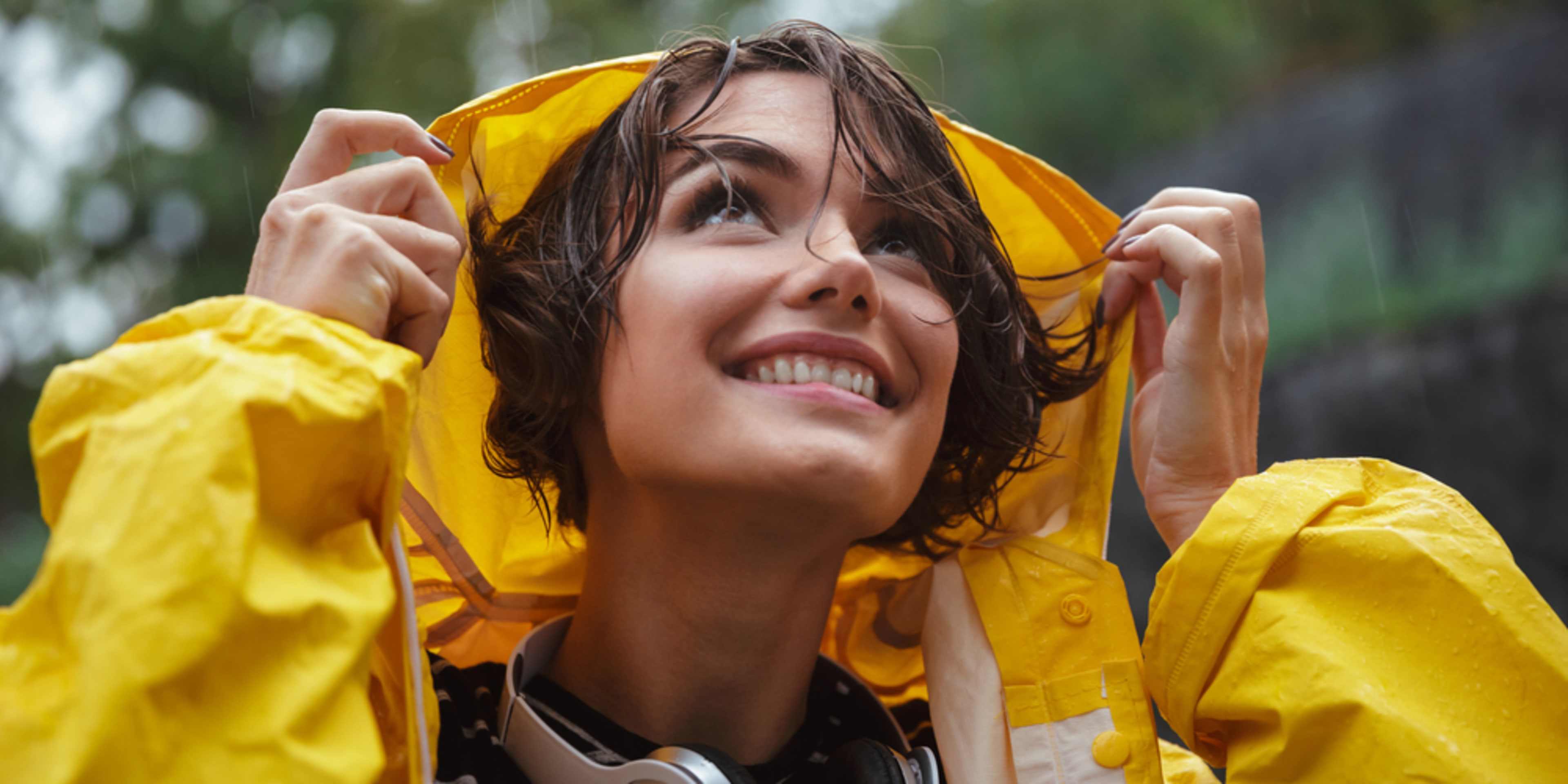 Donna con una giacca antipioggia gialla