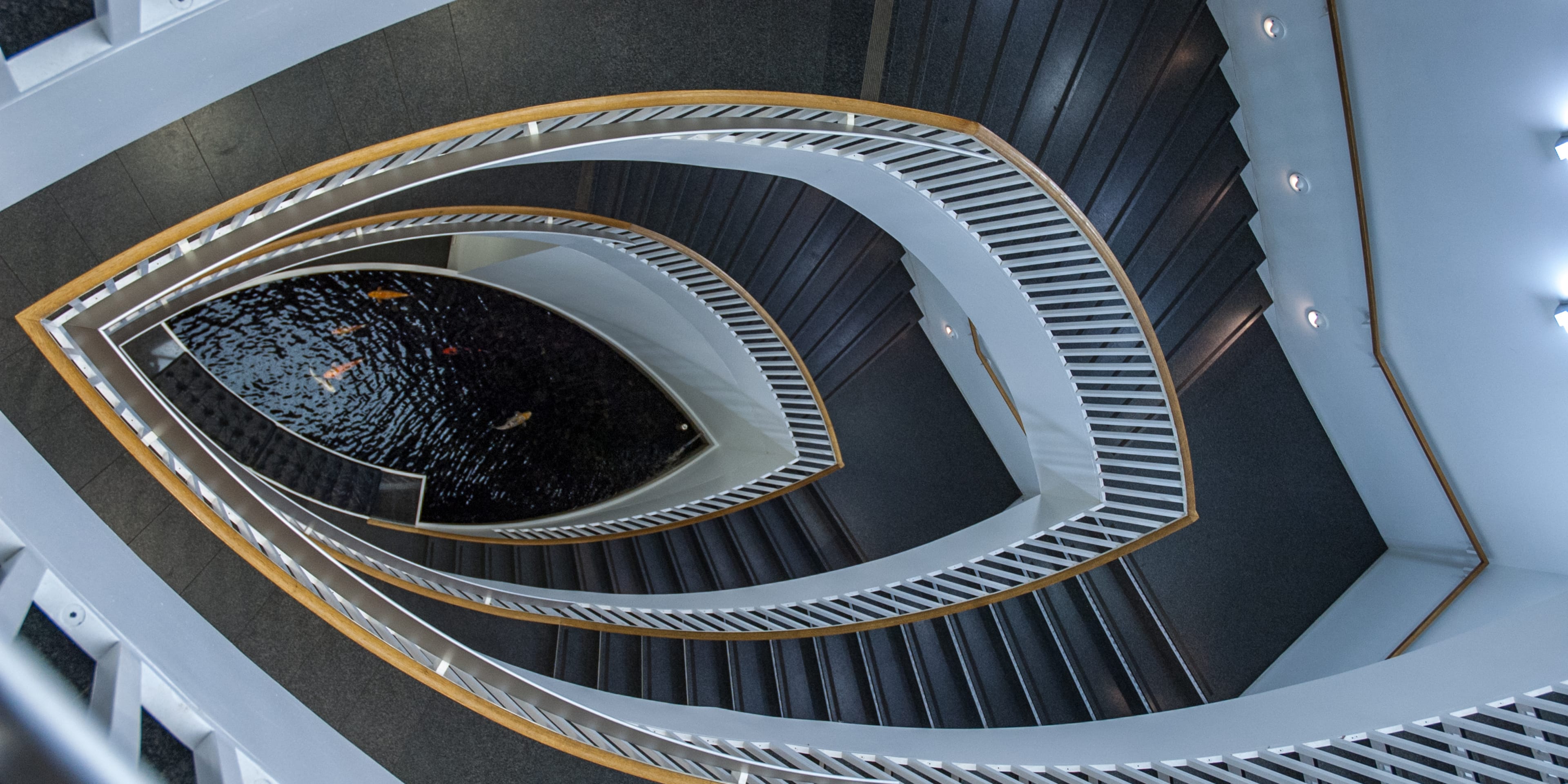Vista de las escaleras del MCA de Chicago desde arriba. Planes cerca del Museo de Arte Contemporáneo de Chicago.