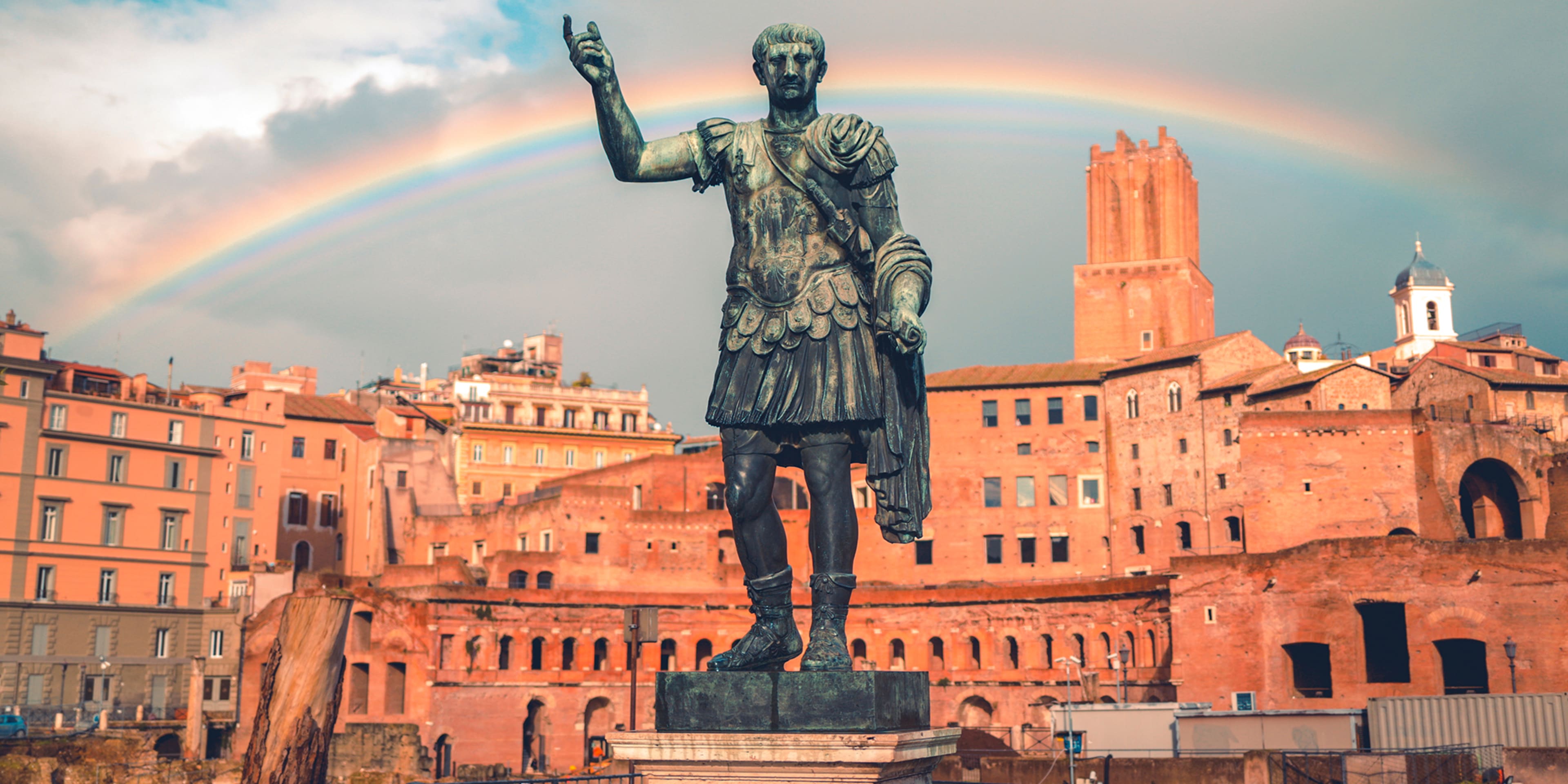 Caesar Statue mit einem Regenbogen Roma Pride