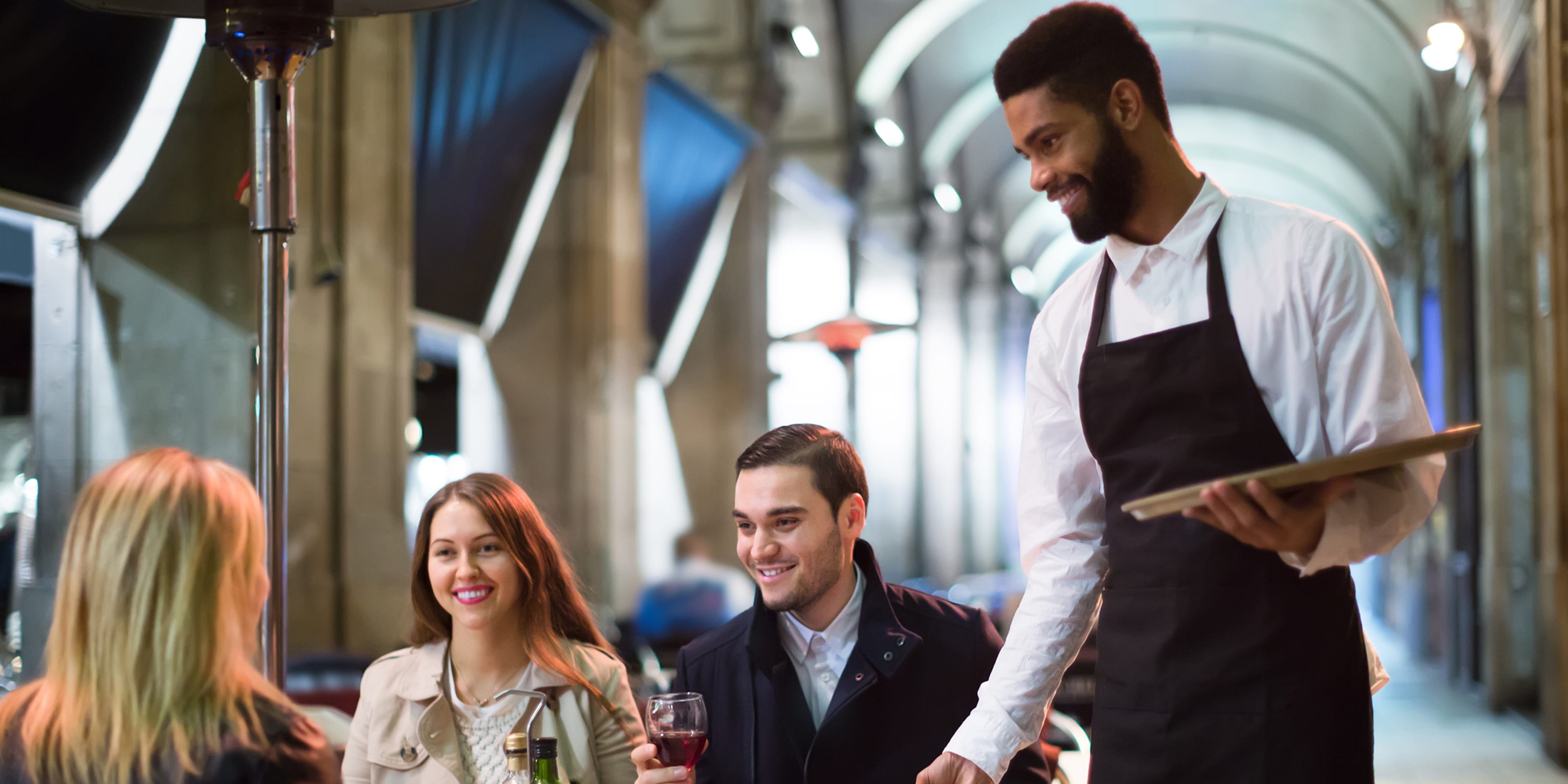 À Dubaï, la gastronomie atteint des sommets. Découvrez les meilleurs restaurants de la ville pour un voyage culinaire exceptionnel au cœur du désert.