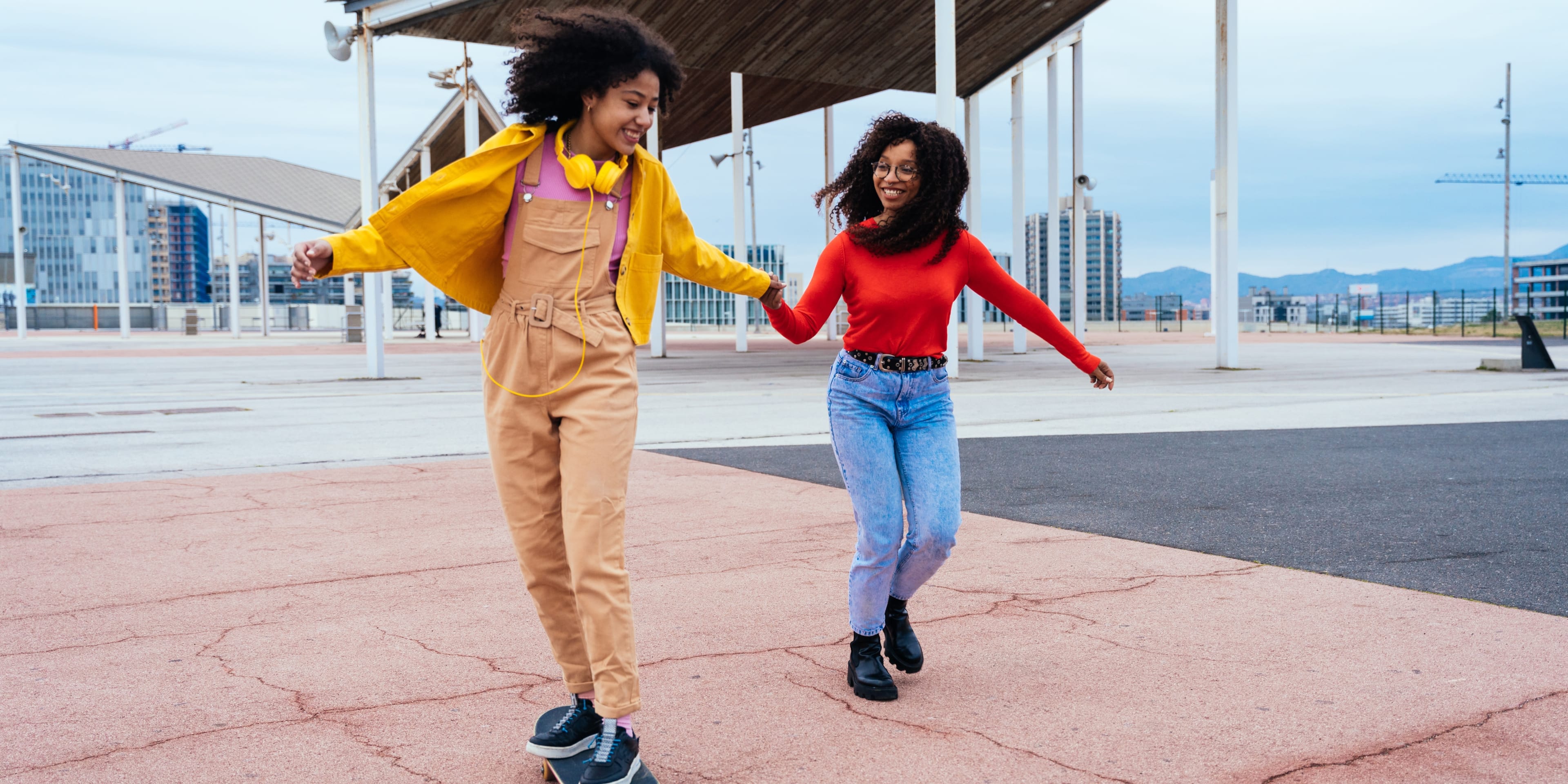 Jeunes femmes heureuses s'amusant en plein air, riant et partageant de la bonne humeur. Adolescentes se promenant sur le port de Barcelone après l'école.