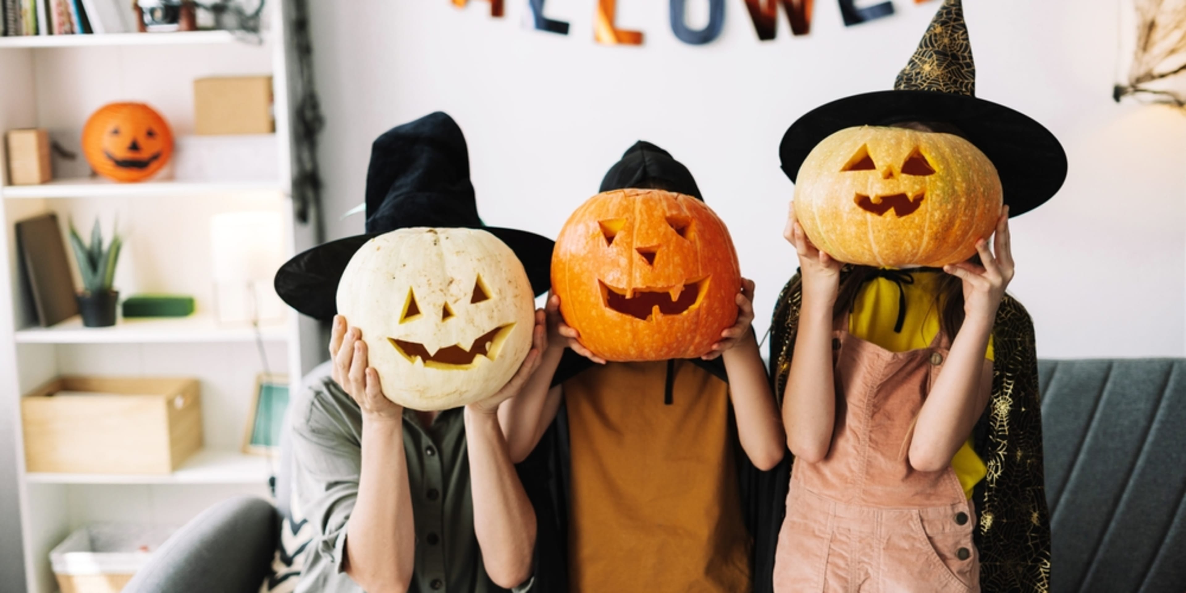 Niños con cabezas de calabaza