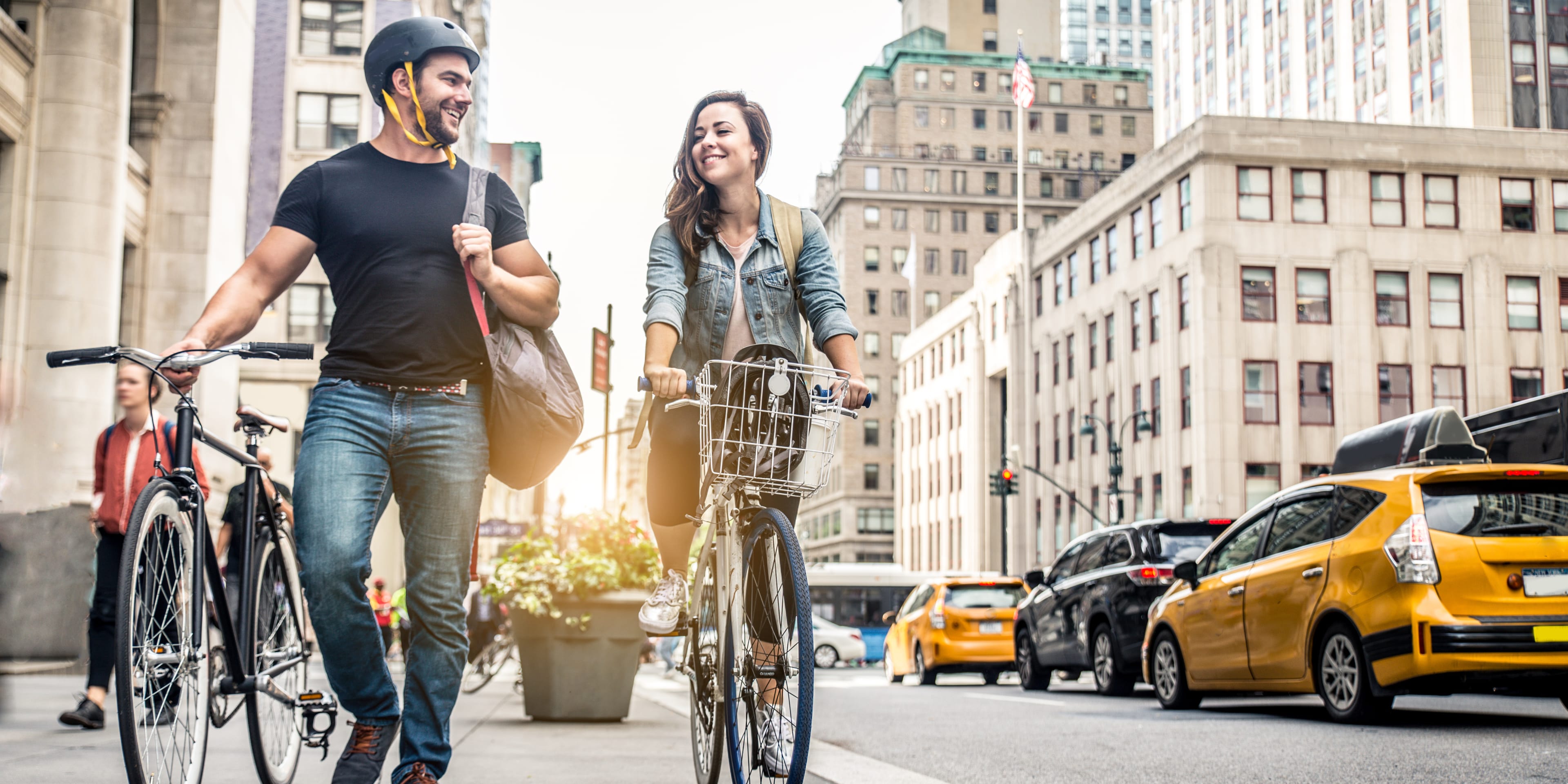 couple with their bikes exploring new york