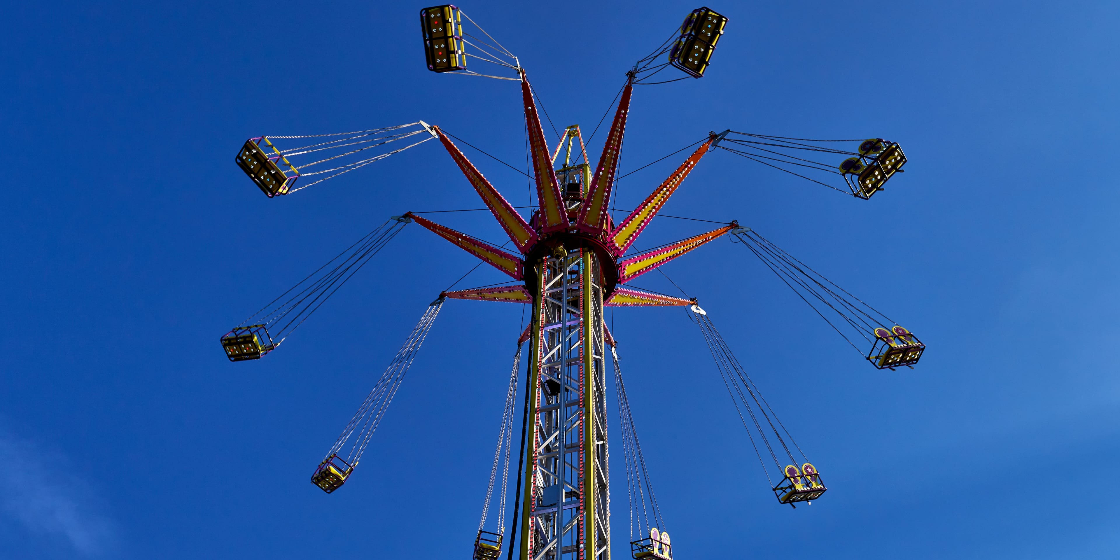 Tall swinging chair ride