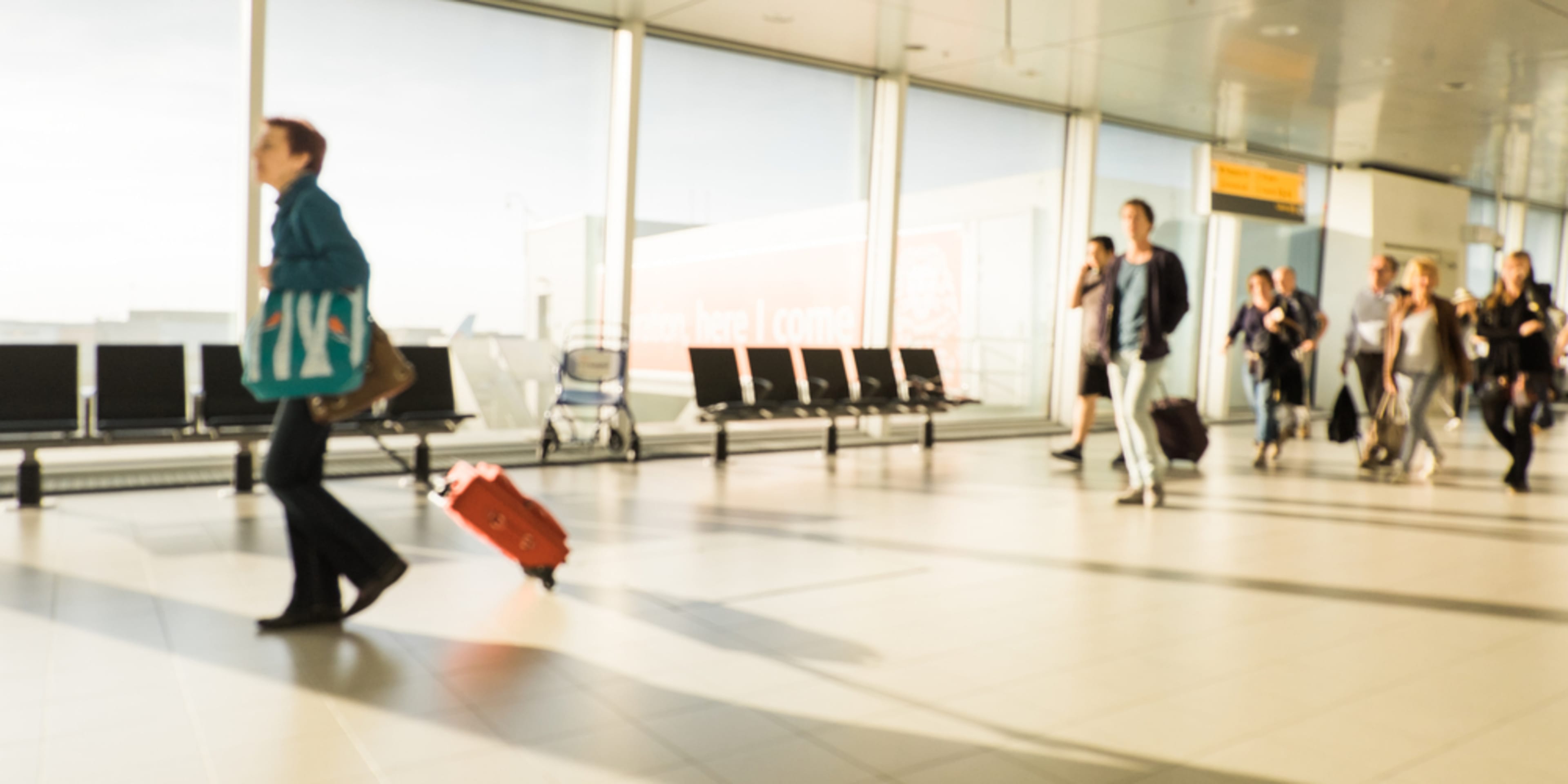 Voyageurs à l'aéroport international de Schiphol à Amsterdam, en journée