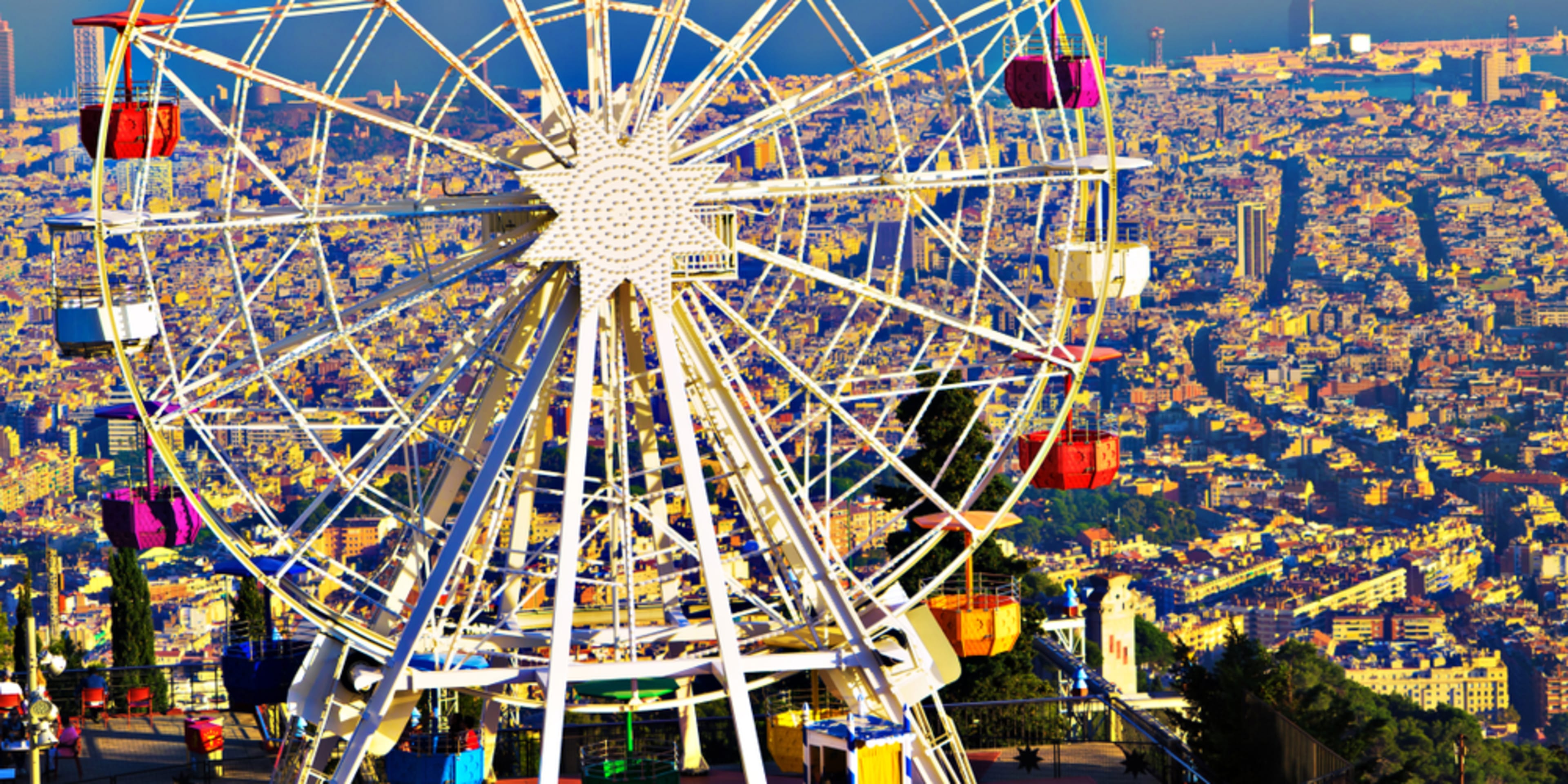 Noria del monte Tibidabo con vistas panorámicas de Barcelona. Festividades y festivales de Barcelona.