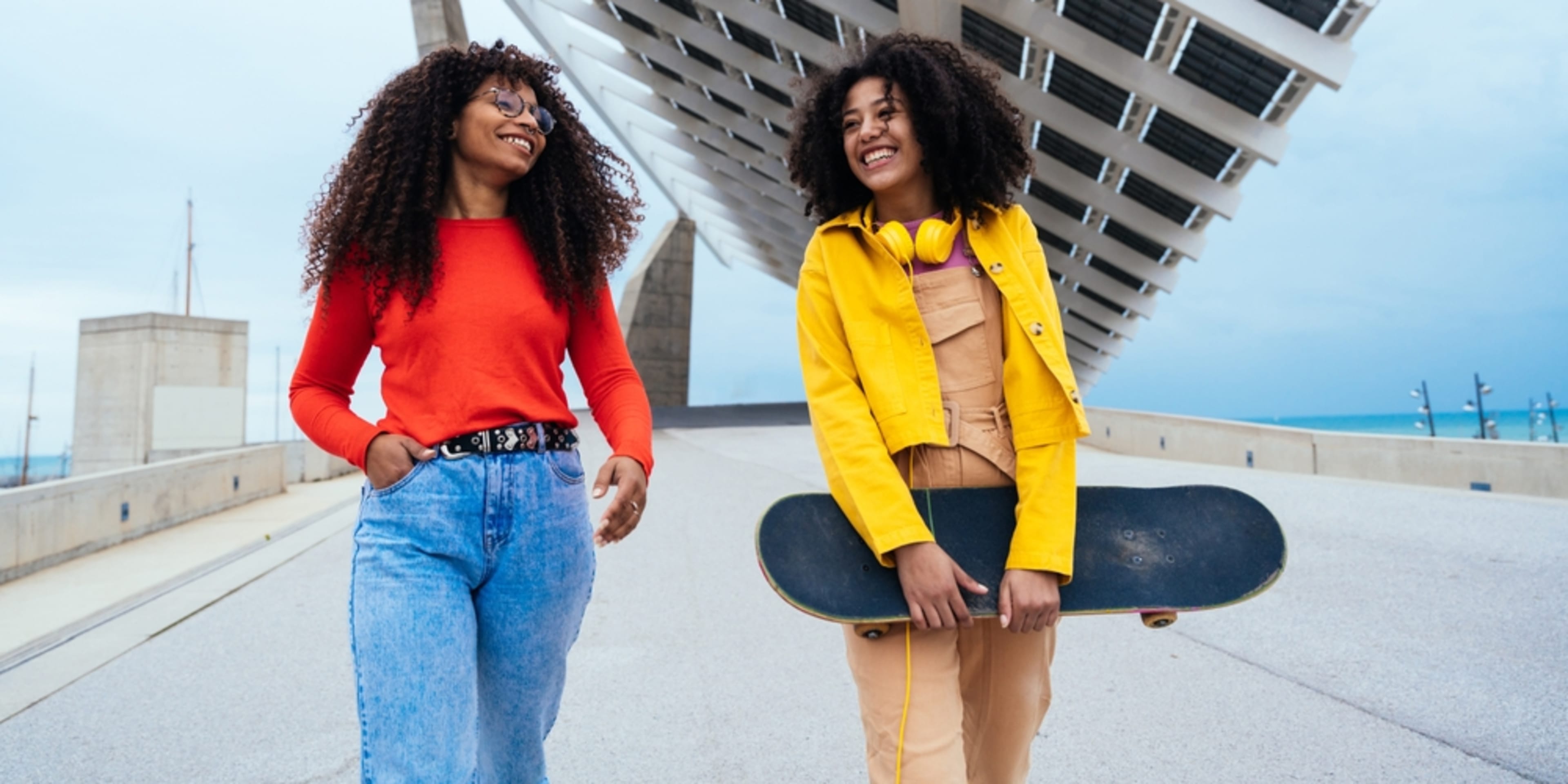 Chicas paseando por el Puerto de Barcelona. Planes con adolescentes en Barcelona.