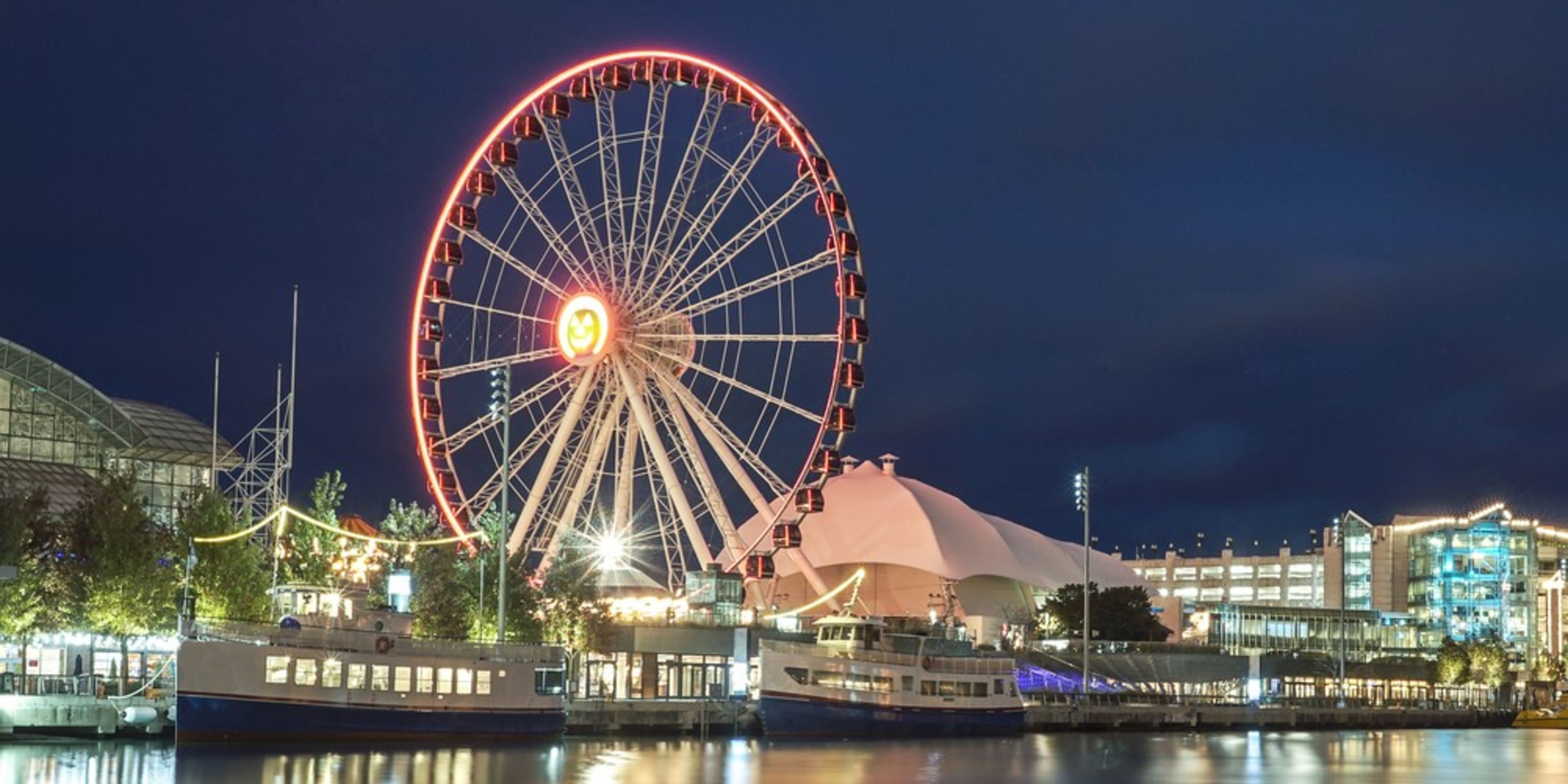 Navy Pier de noche. Planes nocturnos en Chicago.