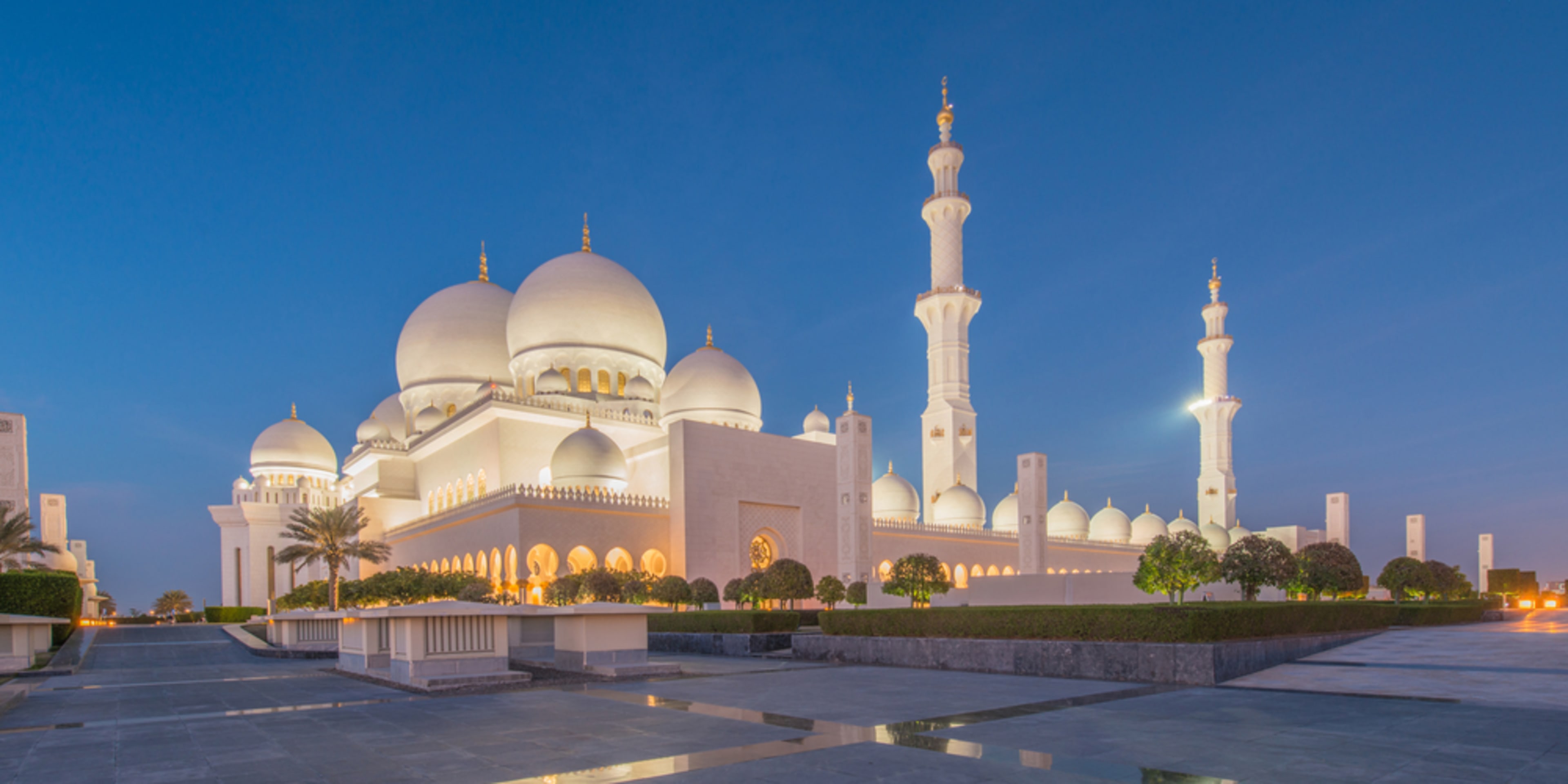 Mezquita Sheikh Zayed, Abu Dabi. Comparativa entre Abu Dabi y Dubái.
