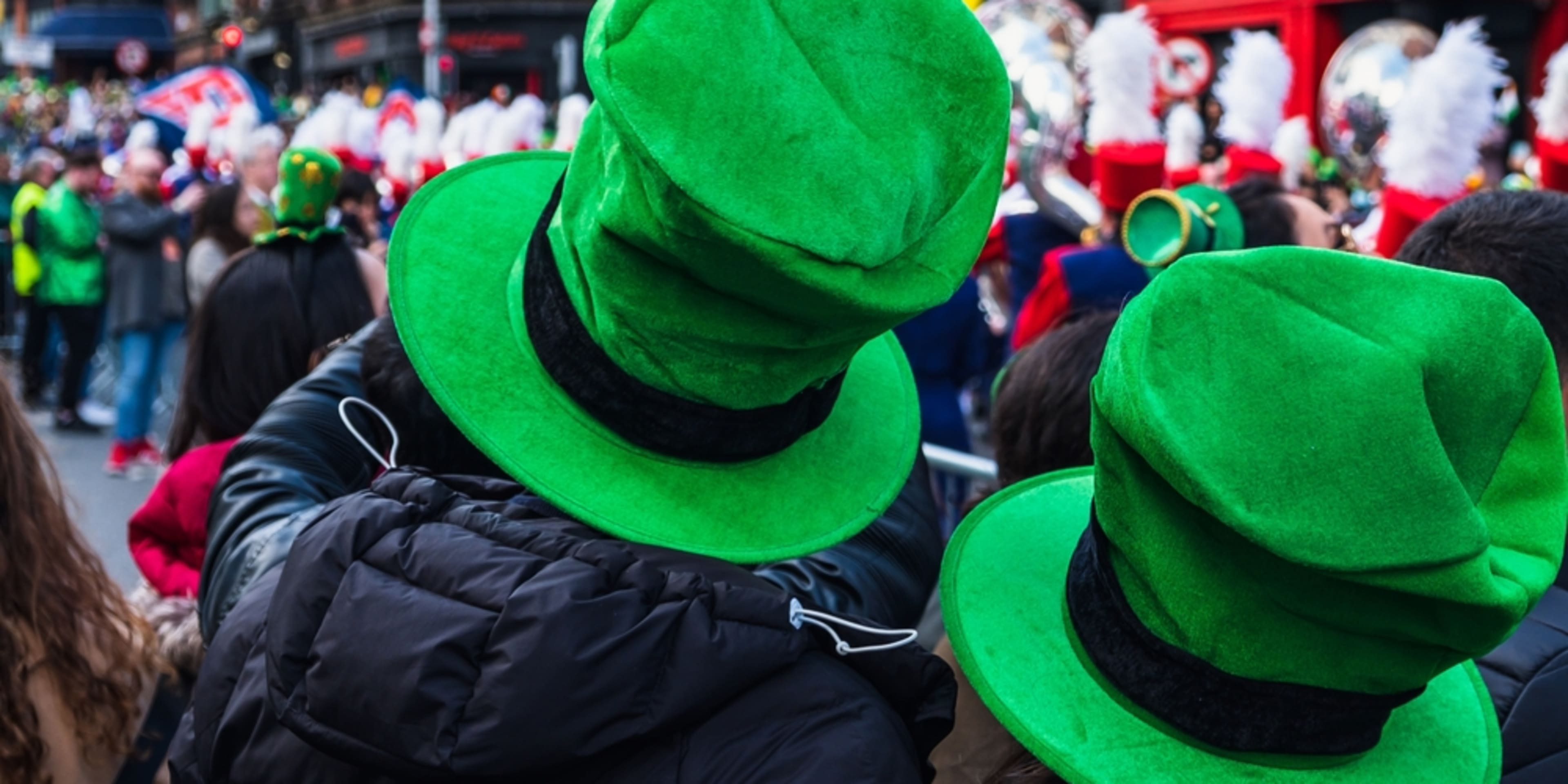 Personas celebrando el día de San Patricio en las calles de Dublín. 10 datos curiosos sobre San Patricio.
