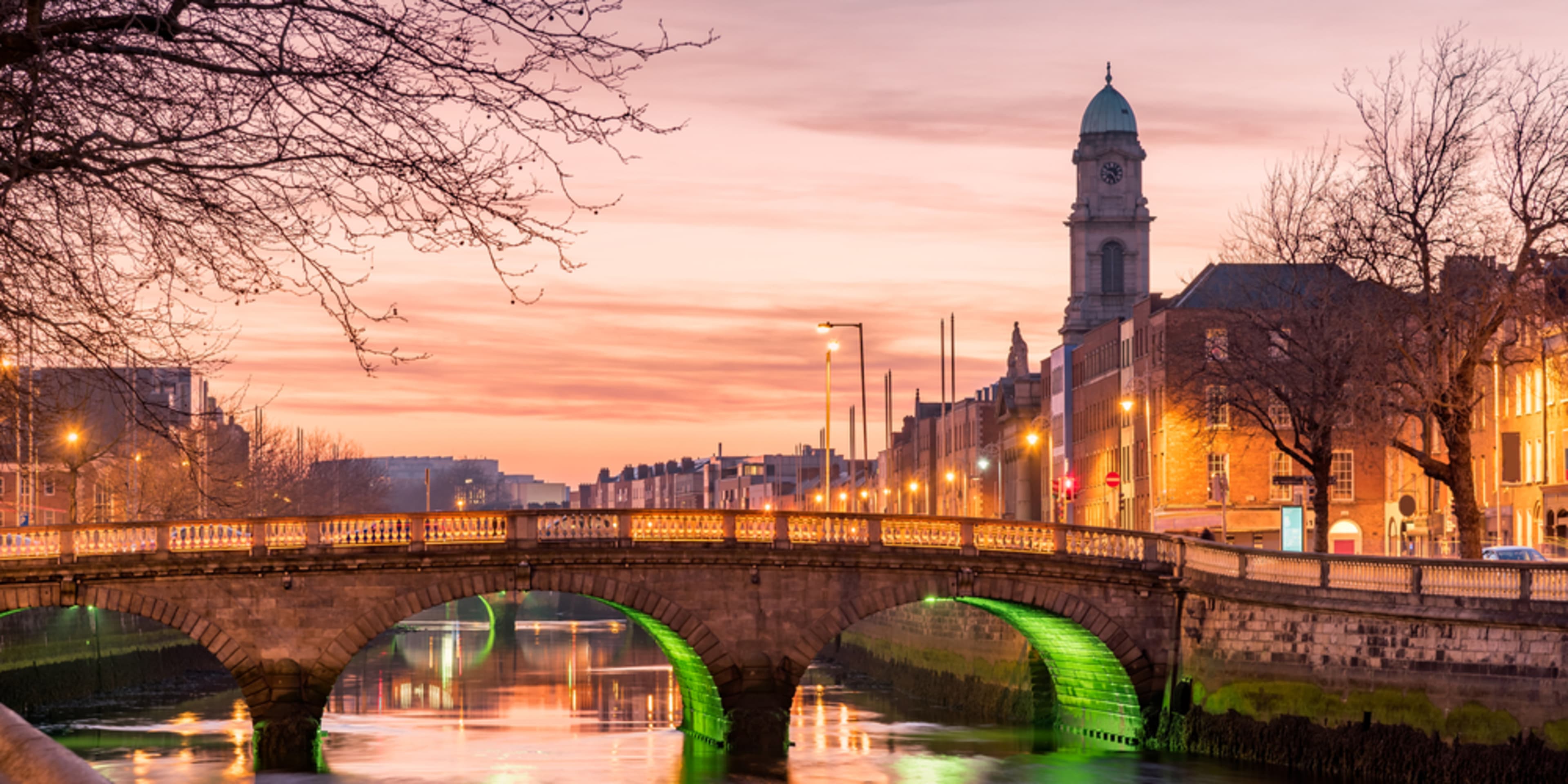Vista nocturna de Grattan Bridge, Dublín. Qué hacer en Dublín de noche.