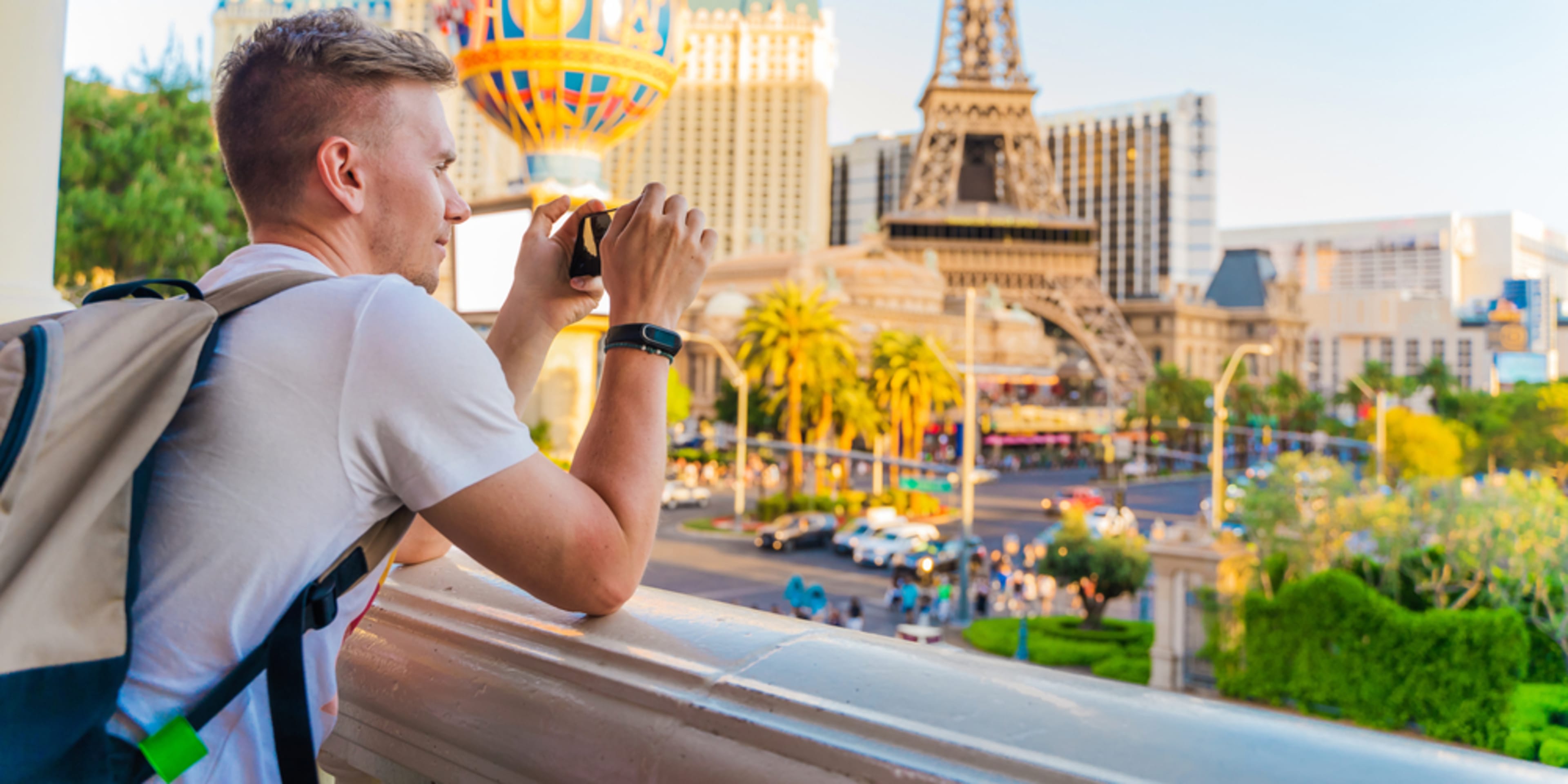 Turista haciendo una foto a la Torre Eiffel de Las Vegas. Mejor momento para viajar a Las Vegas.