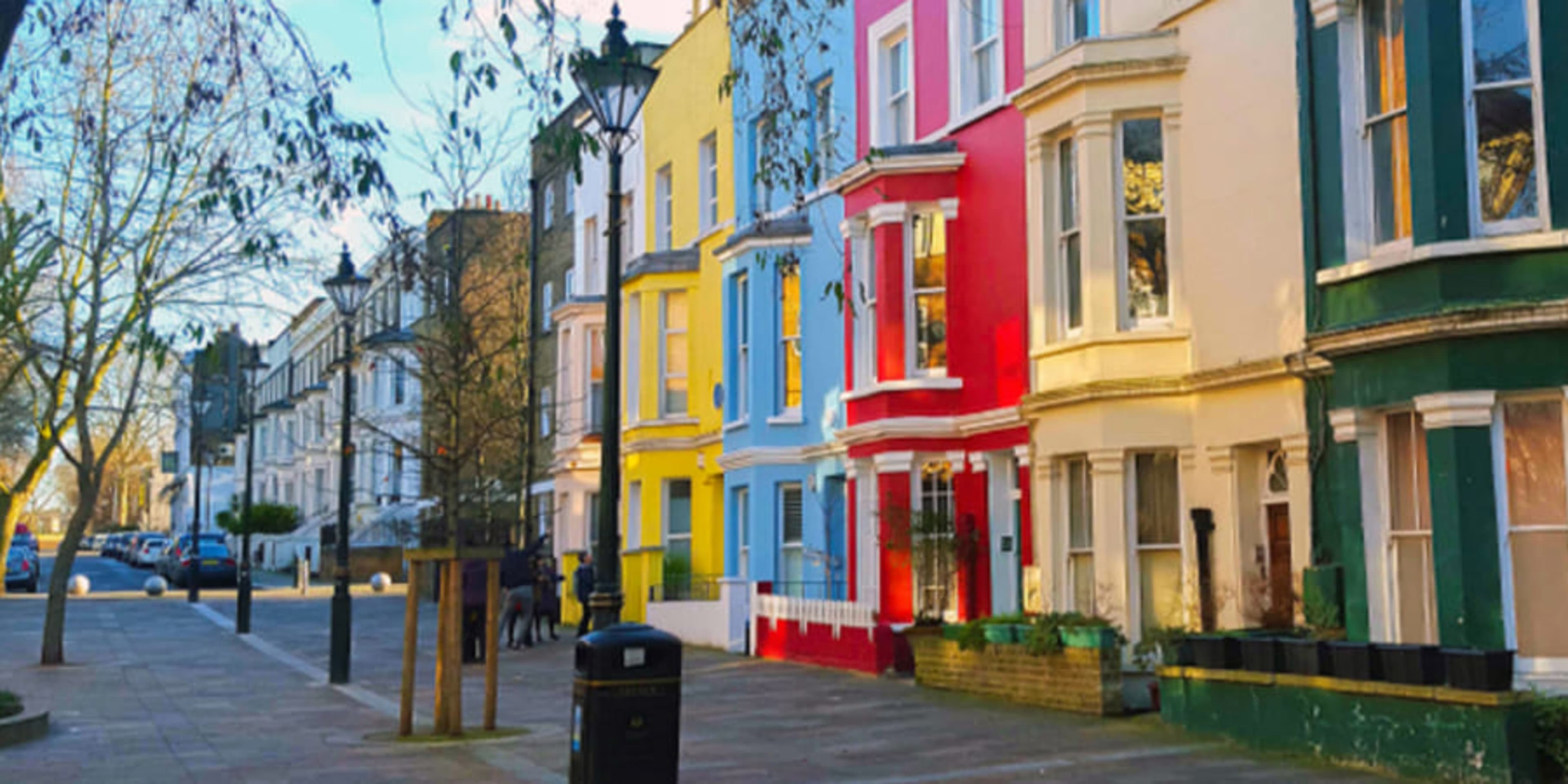 Bunte Häuser im Bereich der Portobello Road in Notting Hill, West London.
