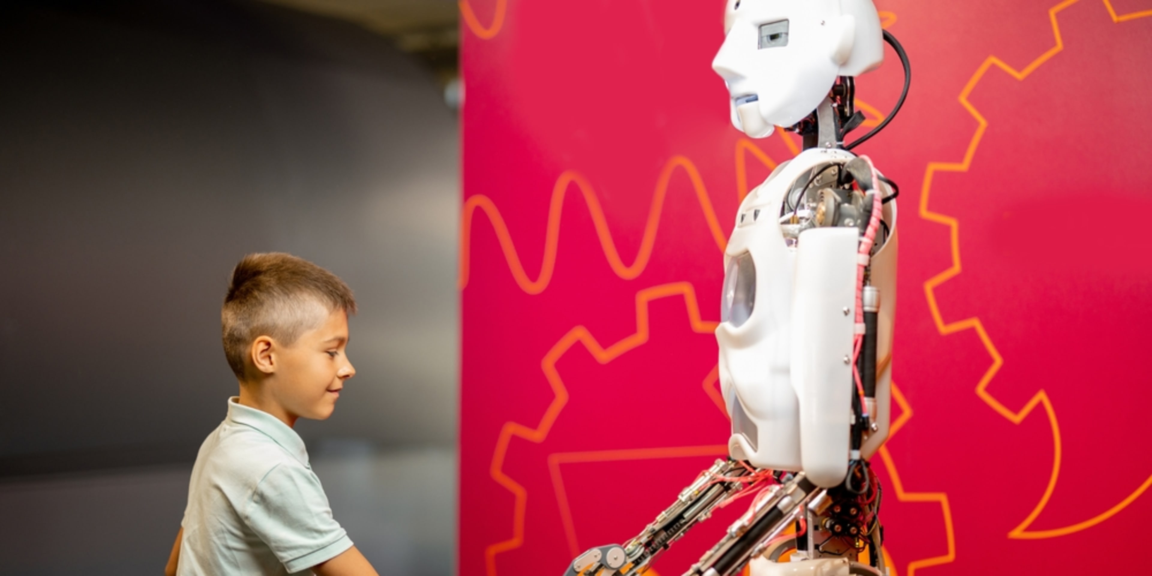 Ein Kind trifft einen Roboter in einem Wissenschaftsmuseum