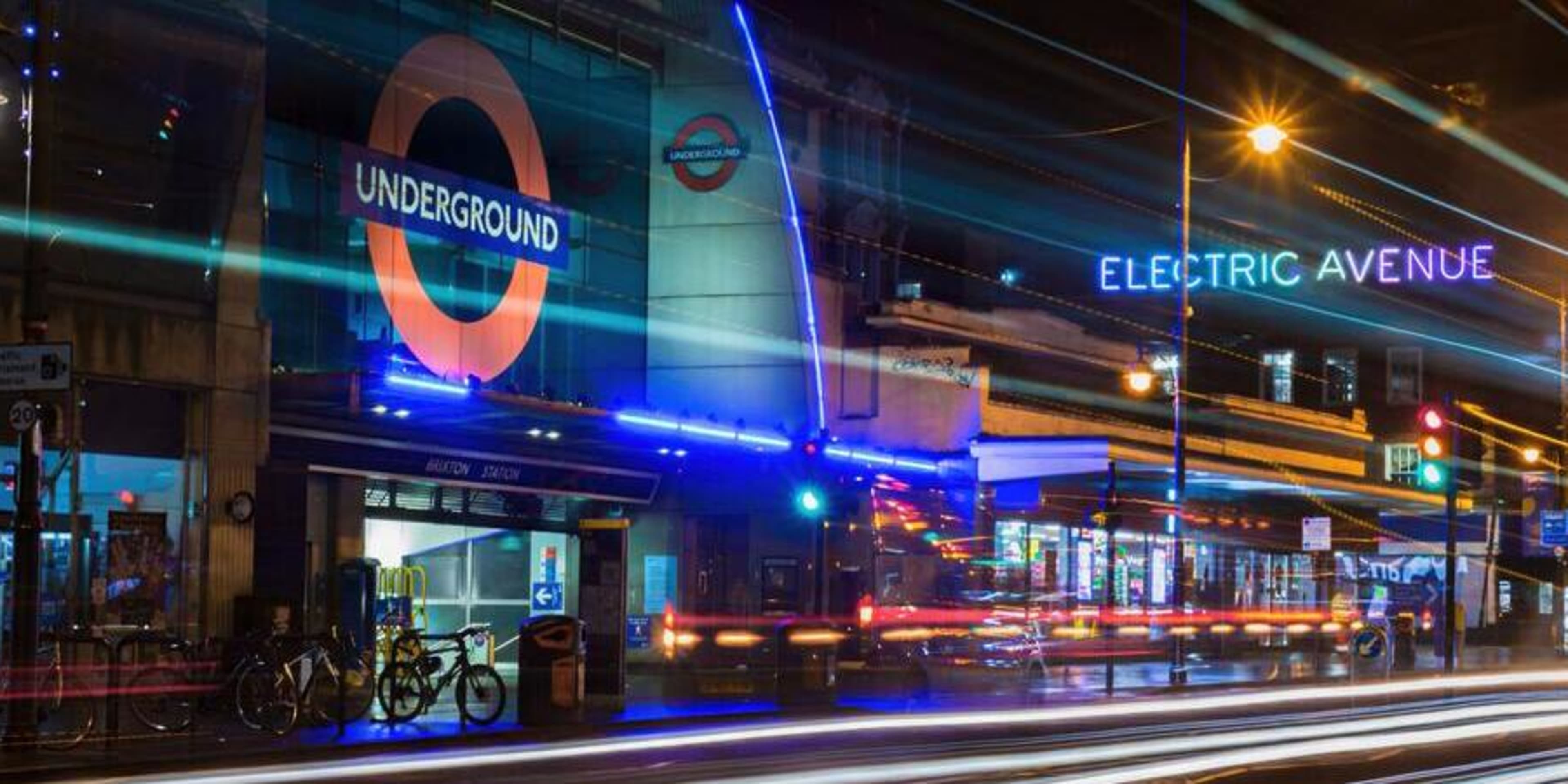 La estación de metro de Brixton y Electric Avenue por la noche.