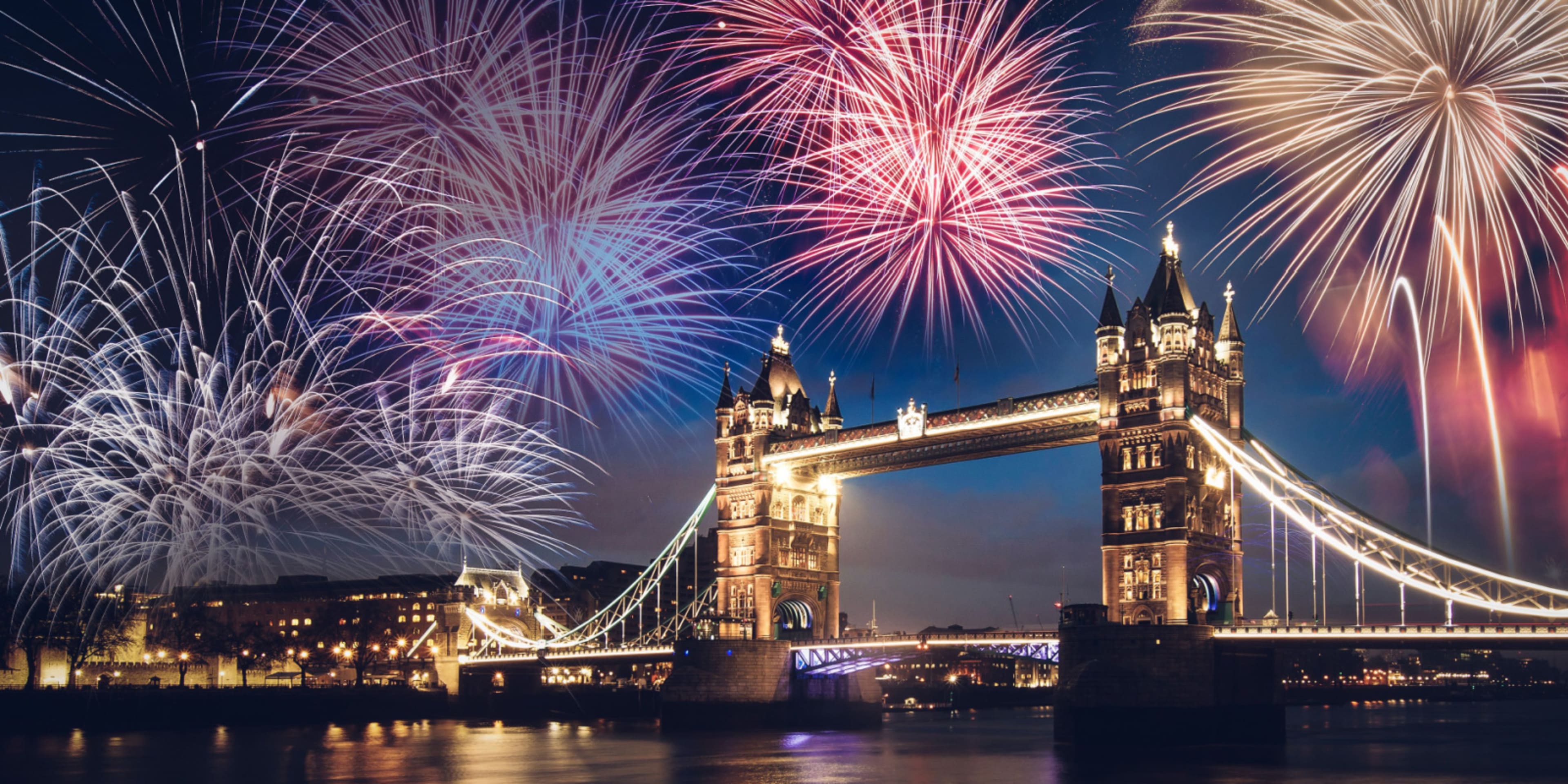 Fuochi d'artificio sopra il Tower Bridge a Londra