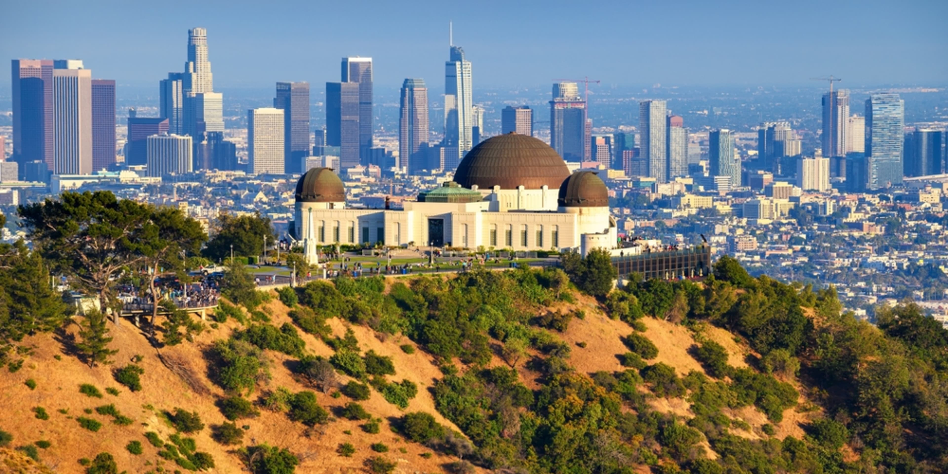Vista de Los Ángeles con el Observatorio Griffith en primer plano. Los Ángeles en invierno.